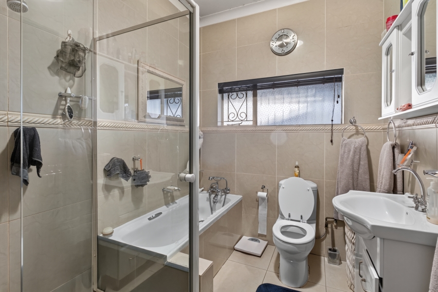 5 Bedroom Property for Sale in Waverley Gauteng