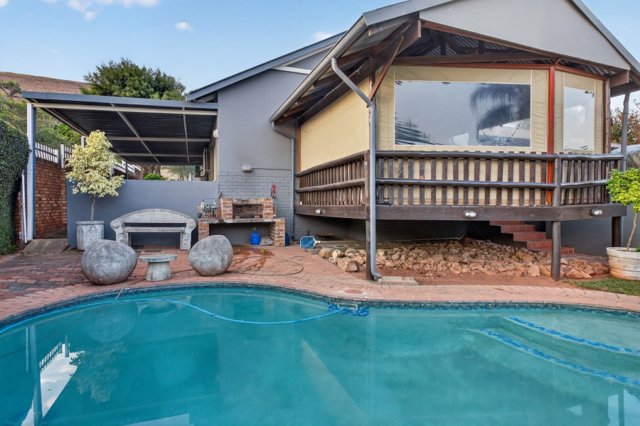 5 Bedroom Property for Sale in Waverley Gauteng