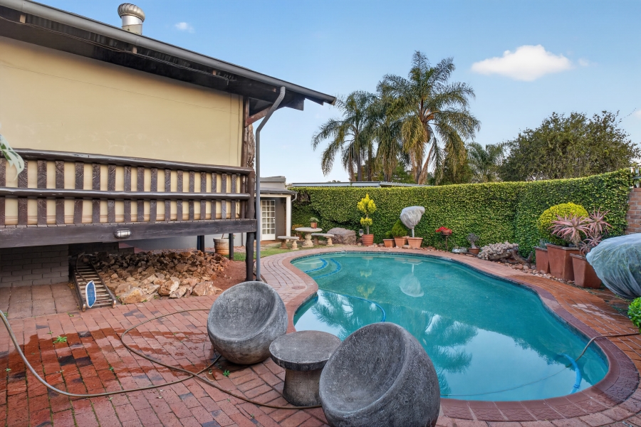 5 Bedroom Property for Sale in Waverley Gauteng