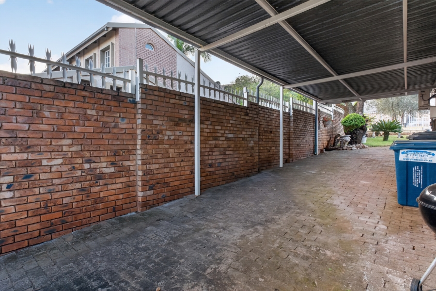 5 Bedroom Property for Sale in Waverley Gauteng