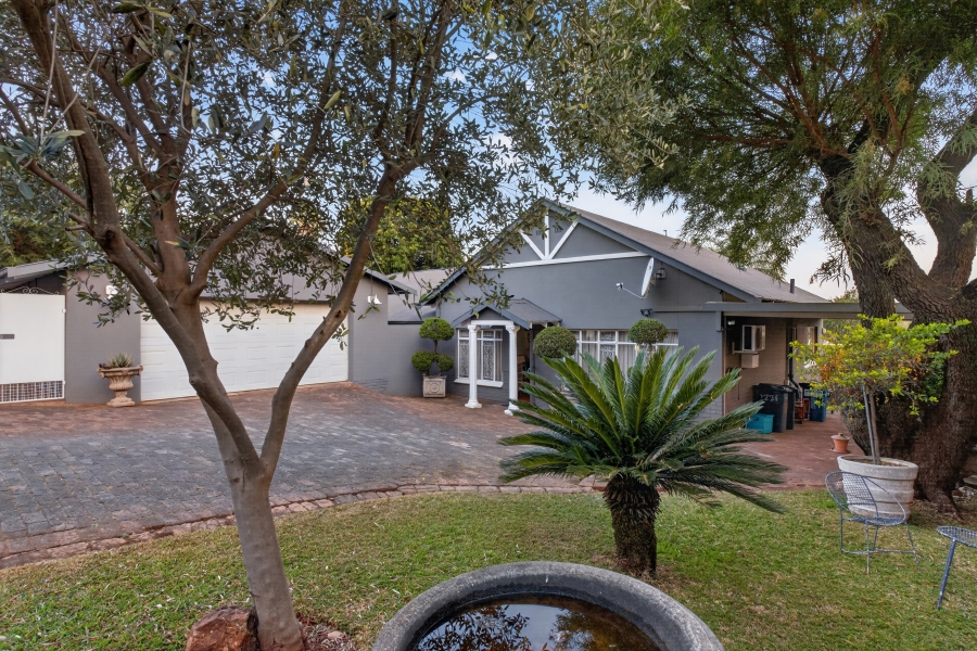 5 Bedroom Property for Sale in Waverley Gauteng