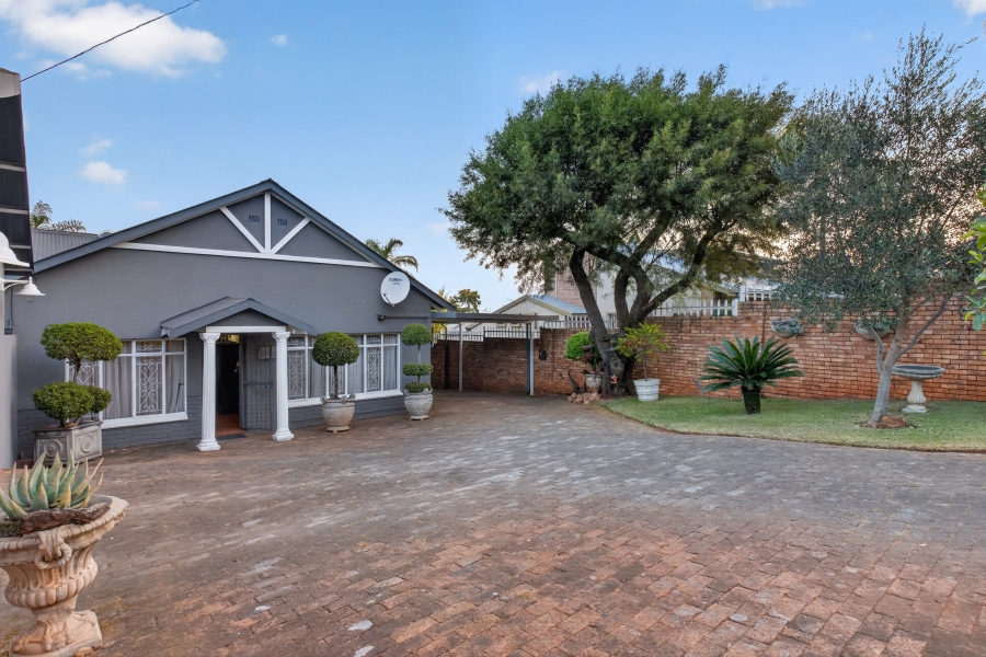 5 Bedroom Property for Sale in Waverley Gauteng