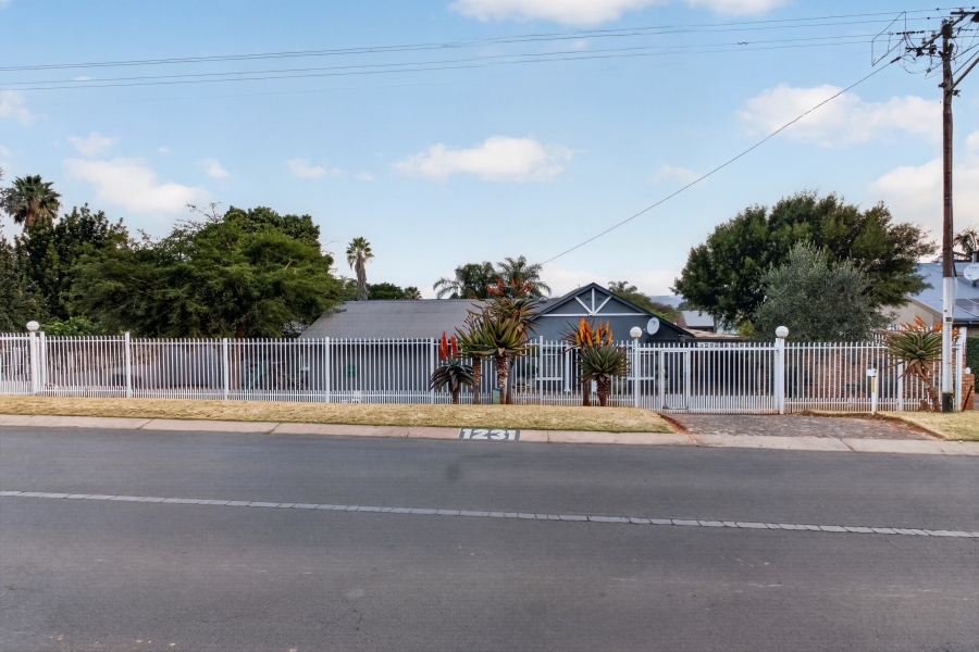 5 Bedroom Property for Sale in Waverley Gauteng