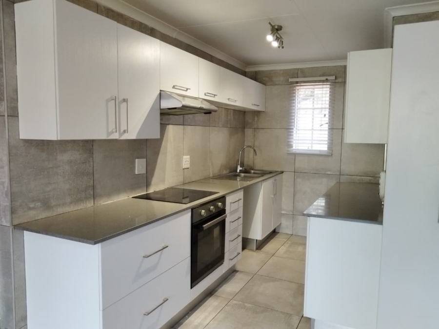To Let 2 Bedroom Property for Rent in Helderkruin Gauteng