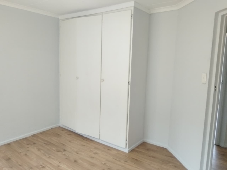 To Let 2 Bedroom Property for Rent in Helderkruin Gauteng