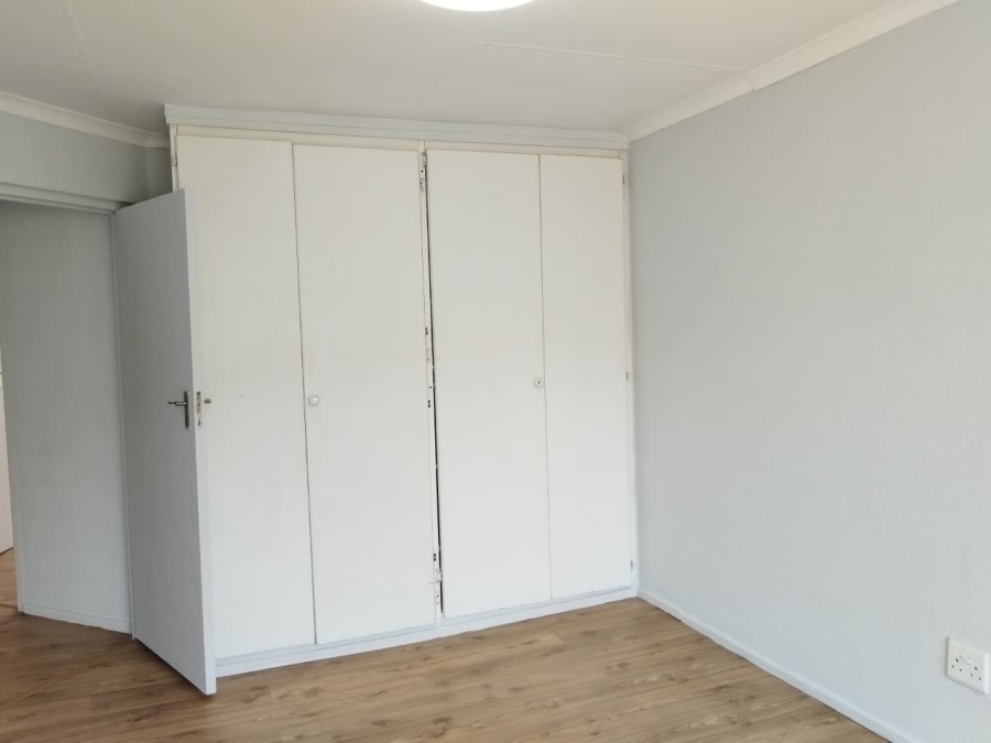 To Let 2 Bedroom Property for Rent in Helderkruin Gauteng