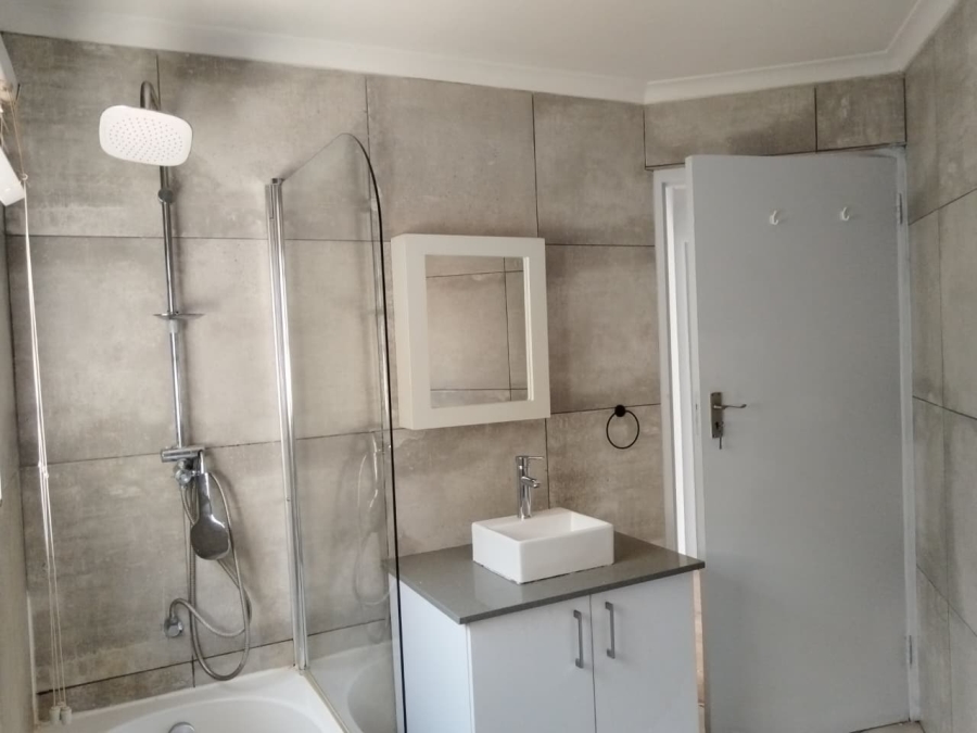 To Let 2 Bedroom Property for Rent in Helderkruin Gauteng