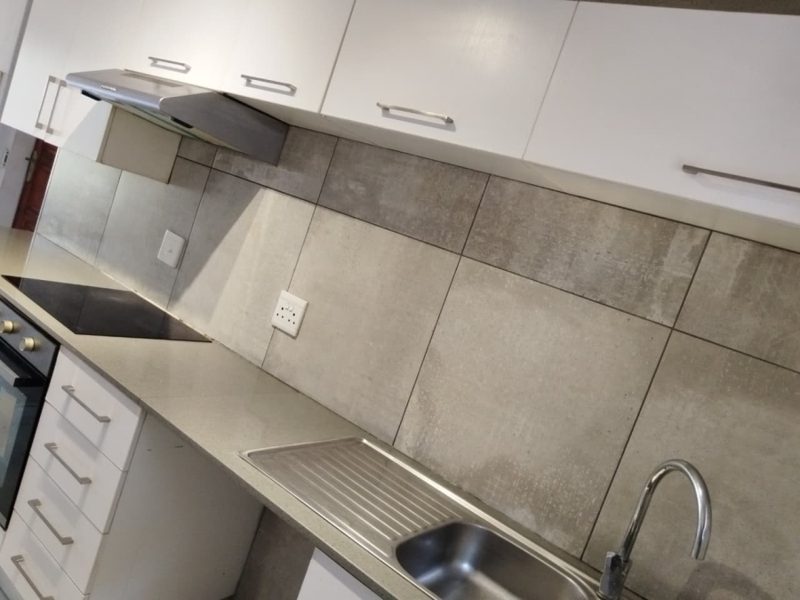 To Let 2 Bedroom Property for Rent in Helderkruin Gauteng
