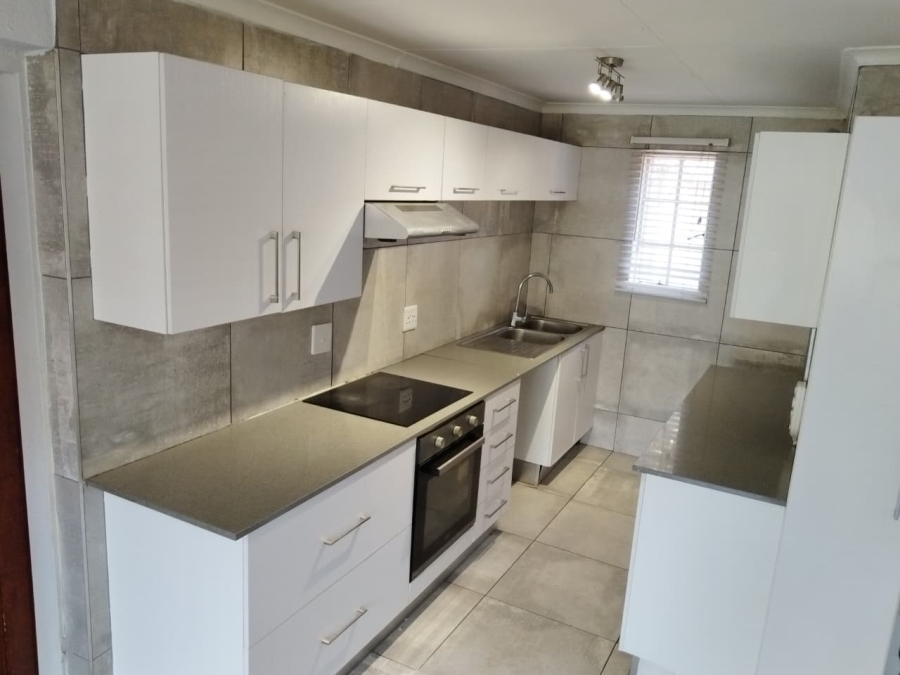 To Let 2 Bedroom Property for Rent in Helderkruin Gauteng