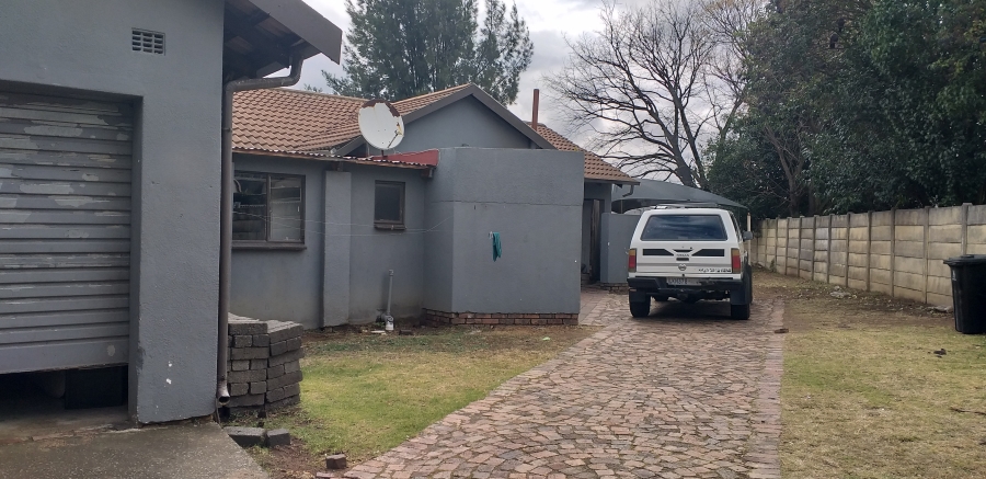 5 Bedroom Property for Sale in Crystal Park Gauteng