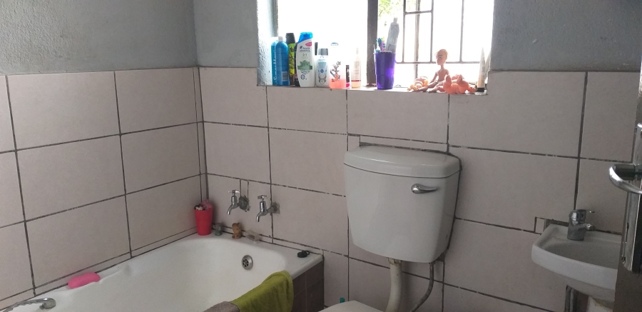 5 Bedroom Property for Sale in Crystal Park Gauteng
