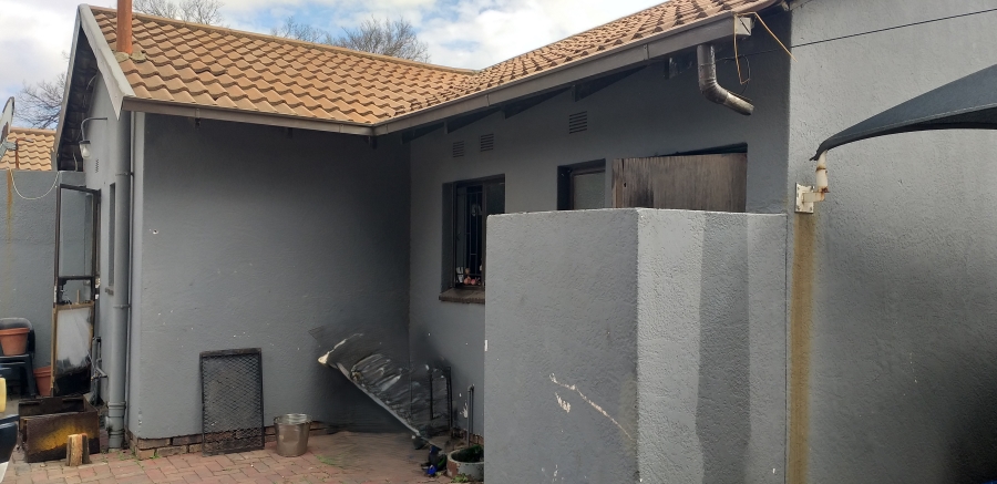 5 Bedroom Property for Sale in Crystal Park Gauteng