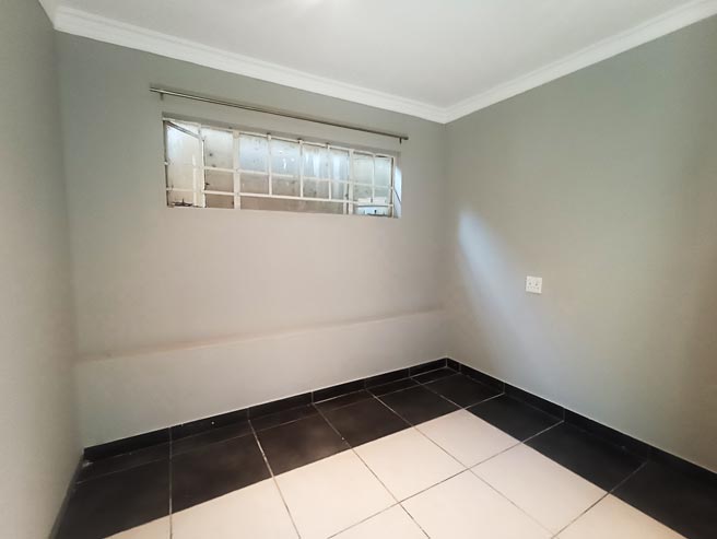 To Let 1 Bedroom Property for Rent in Corlett Gardens Gauteng