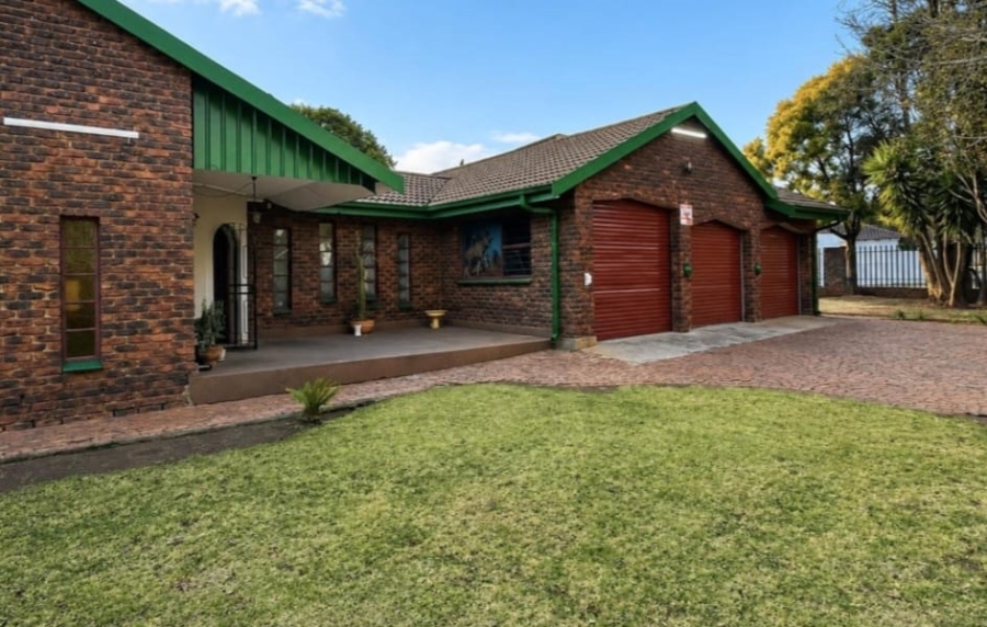 4 Bedroom Property for Sale in Petersfield Gauteng