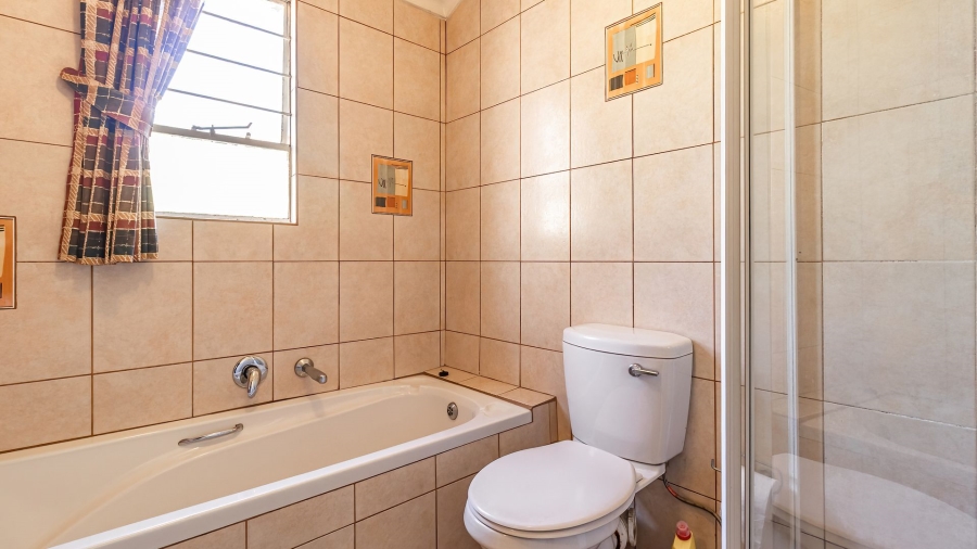 2 Bedroom Property for Sale in Magaliessig Gauteng