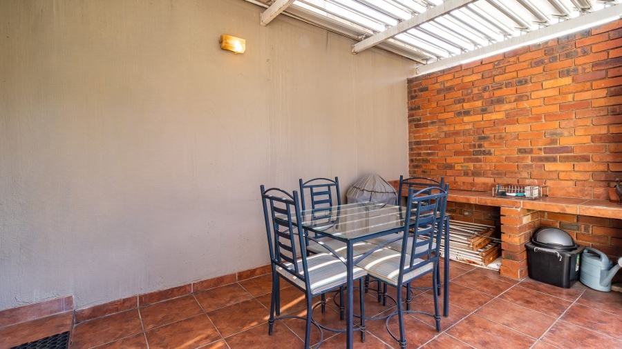 2 Bedroom Property for Sale in Magaliessig Gauteng