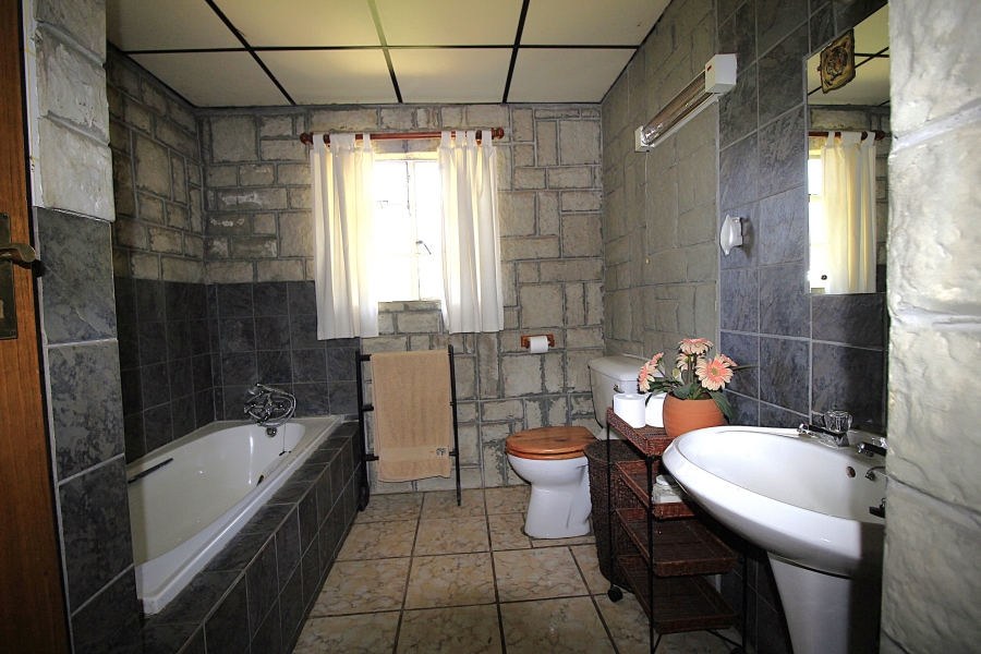 6 Bedroom Property for Sale in Glen Austin Gauteng