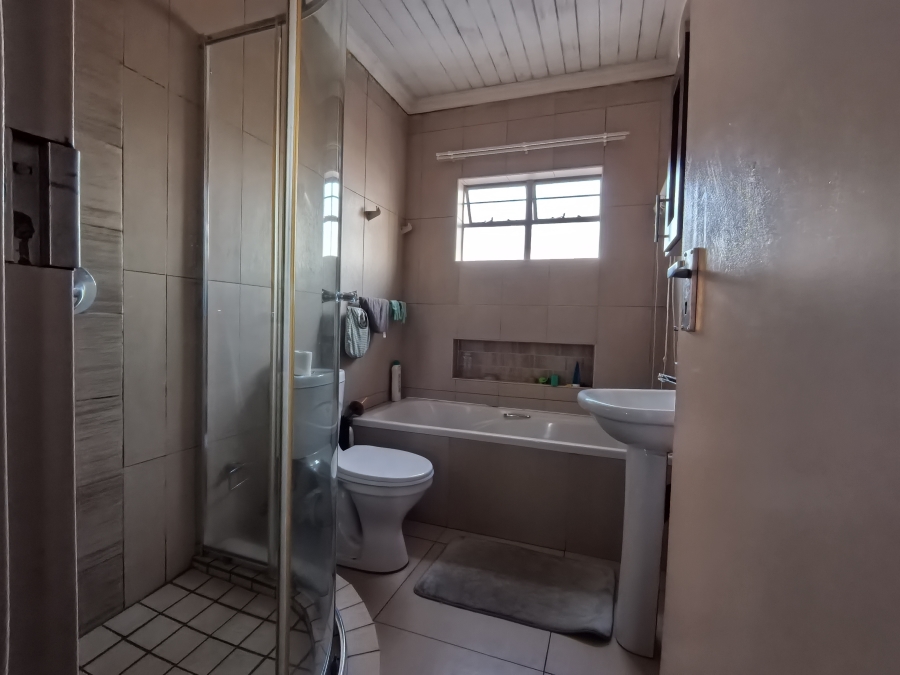 2 Bedroom Property for Sale in Andeon Gauteng