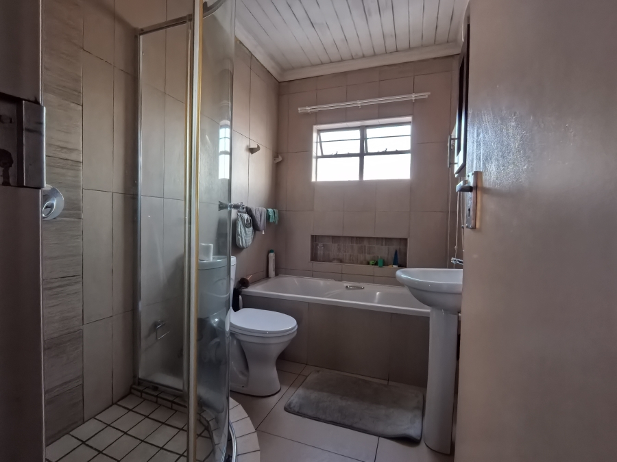 2 Bedroom Property for Sale in Andeon Gauteng