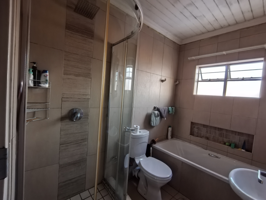 2 Bedroom Property for Sale in Andeon Gauteng