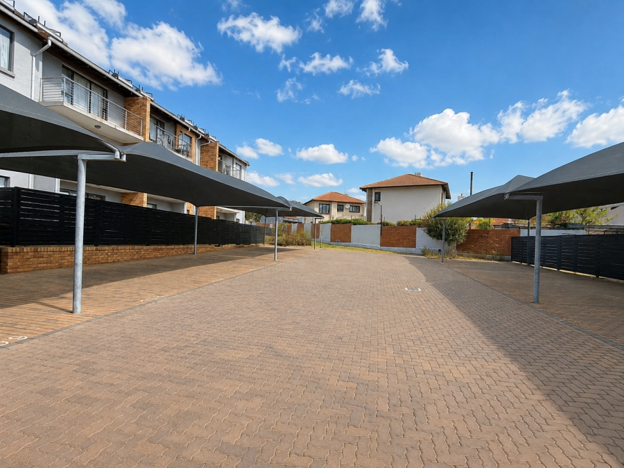 4 Bedroom Property for Sale in Monavoni Gauteng