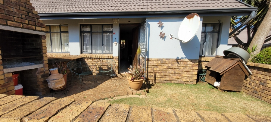 2 Bedroom Property for Sale in Bonaero Park Gauteng