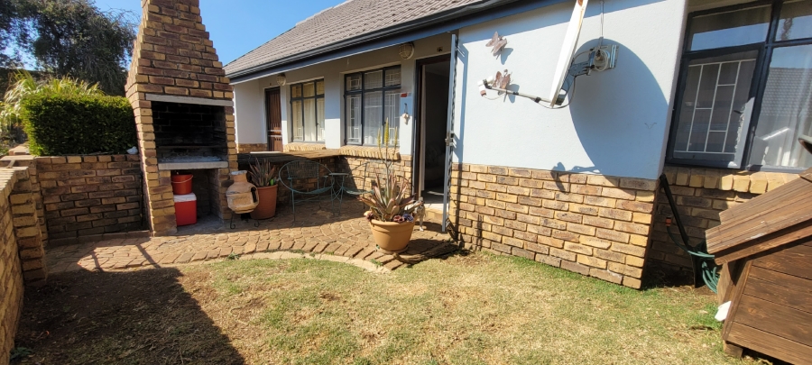 2 Bedroom Property for Sale in Bonaero Park Gauteng