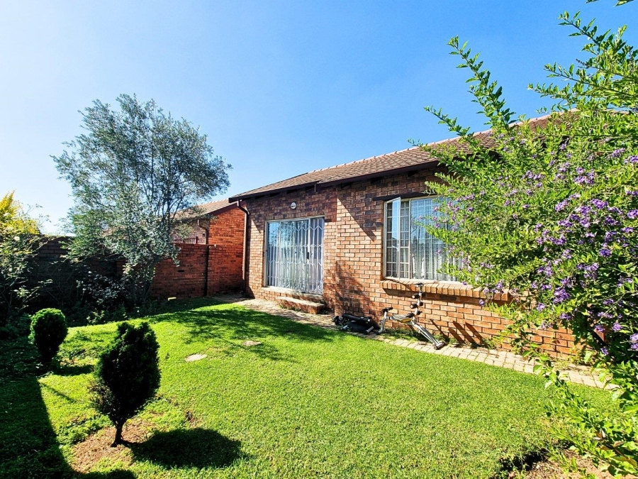 2 Bedroom Property for Sale in Noordwyk Gauteng