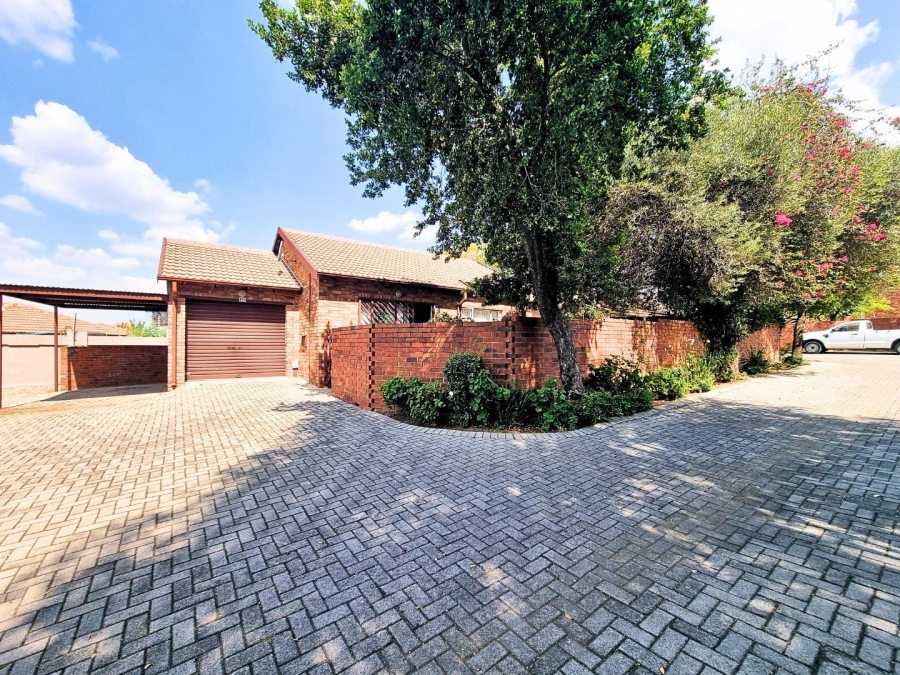 2 Bedroom Property for Sale in Noordwyk Gauteng