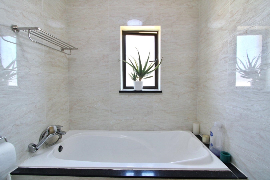 2 Bedroom Property for Sale in Blue Hills AH Gauteng
