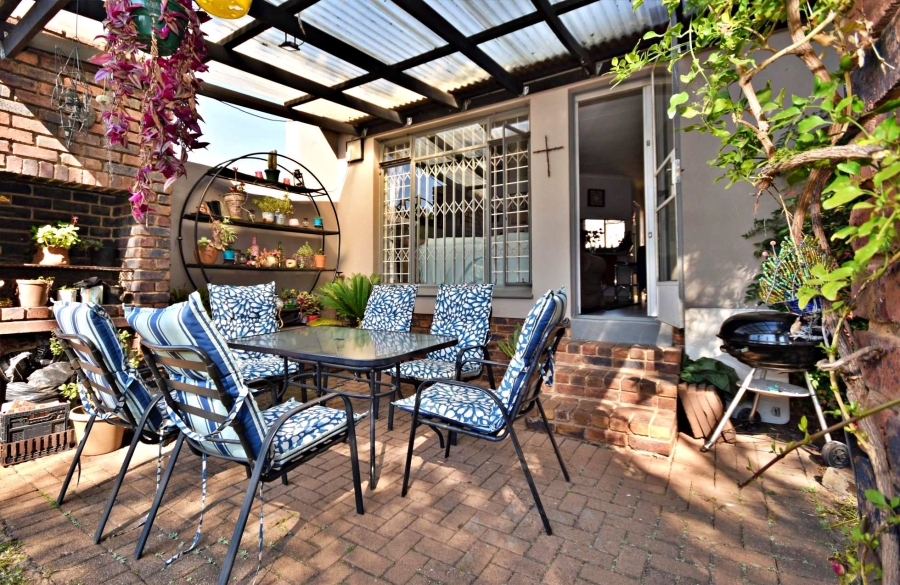2 Bedroom Property for Sale in Sonneglans Gauteng