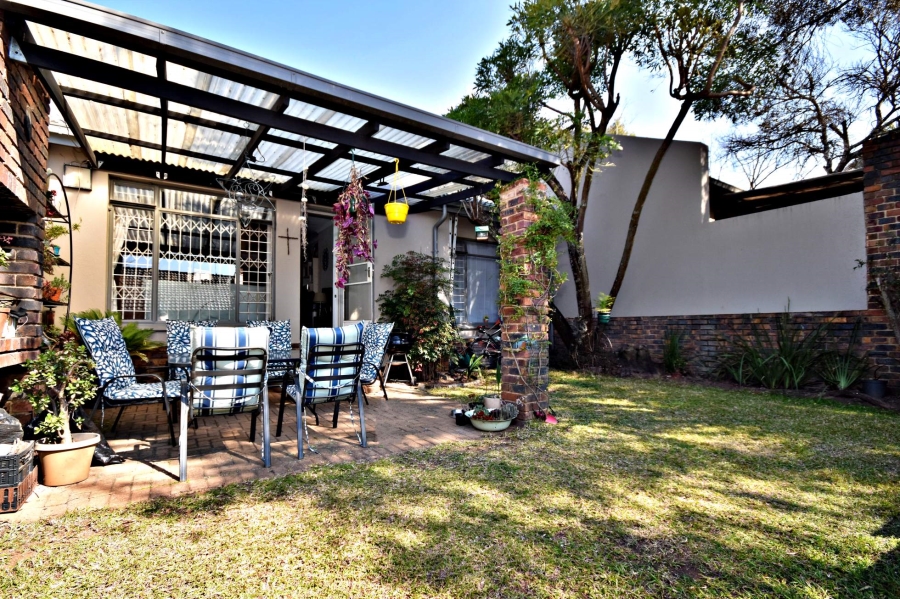 2 Bedroom Property for Sale in Sonneglans Gauteng