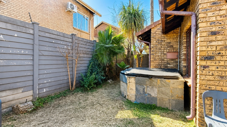 To Let 2 Bedroom Property for Rent in Rooihuiskraal North Gauteng