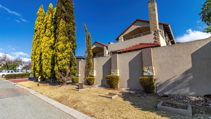 7 Bedroom Property for Sale in Carlswald North Estate Gauteng
