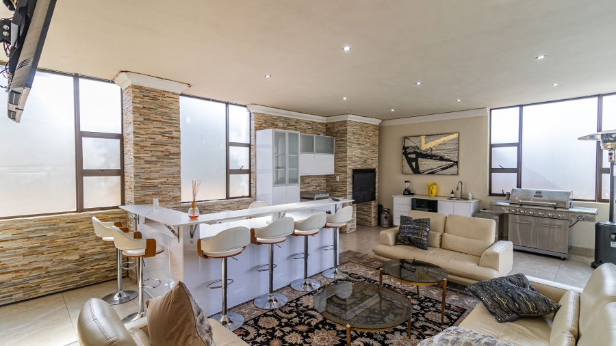 7 Bedroom Property for Sale in Carlswald North Estate Gauteng