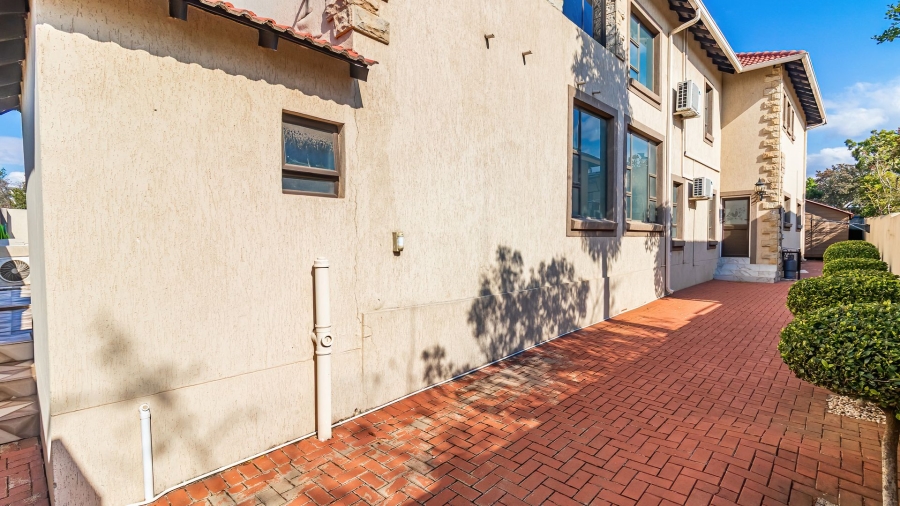 7 Bedroom Property for Sale in Carlswald North Estate Gauteng