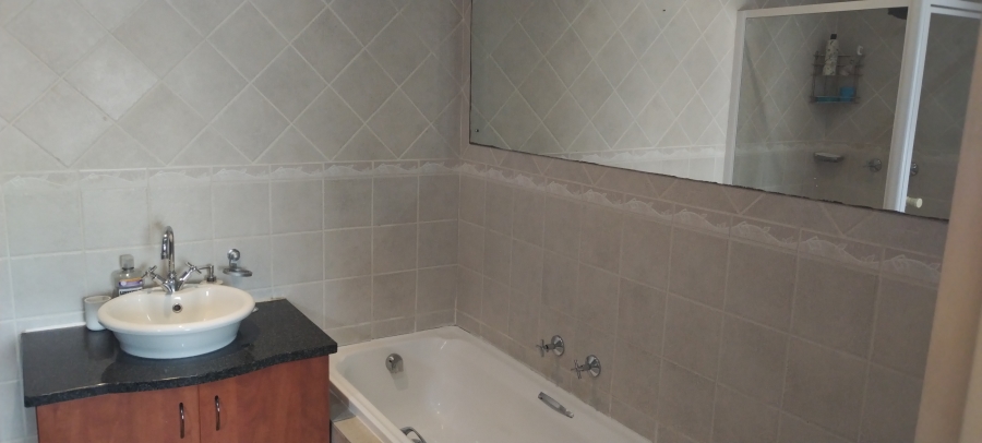 To Let 2 Bedroom Property for Rent in Sonneveld Gauteng