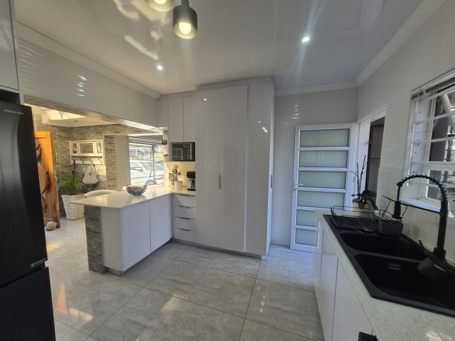 3 Bedroom Property for Sale in Brackendowns Gauteng