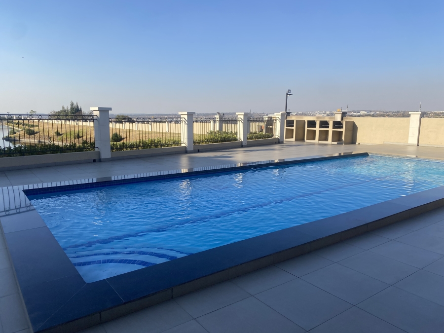 2 Bedroom Property for Sale in Blue Hills Gauteng