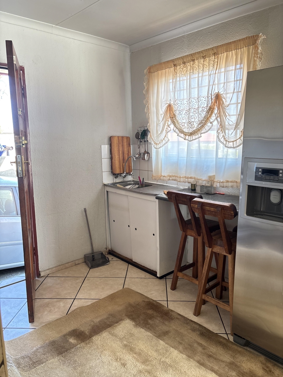 To Let 3 Bedroom Property for Rent in Clayville Gauteng