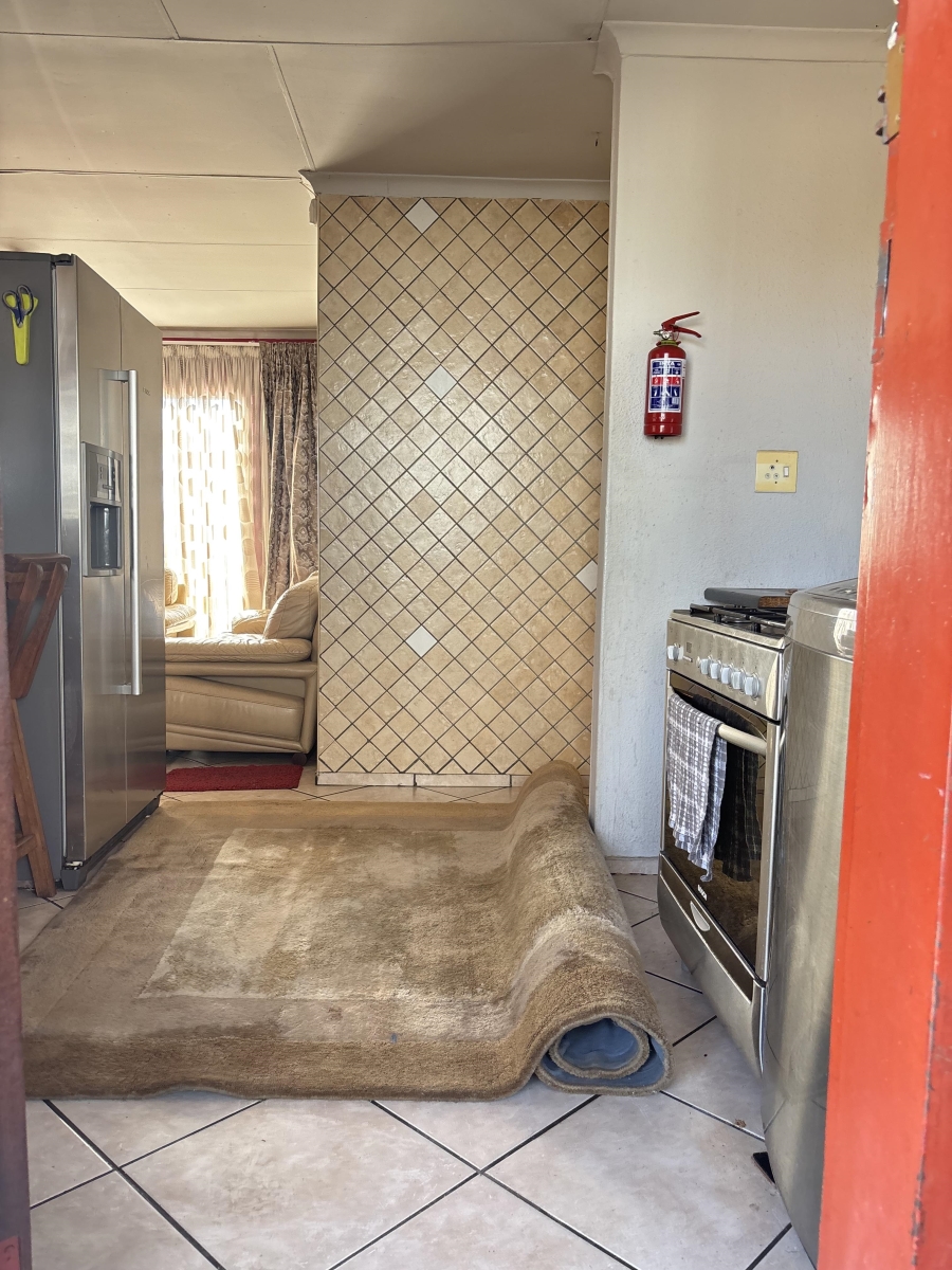 To Let 3 Bedroom Property for Rent in Clayville Gauteng