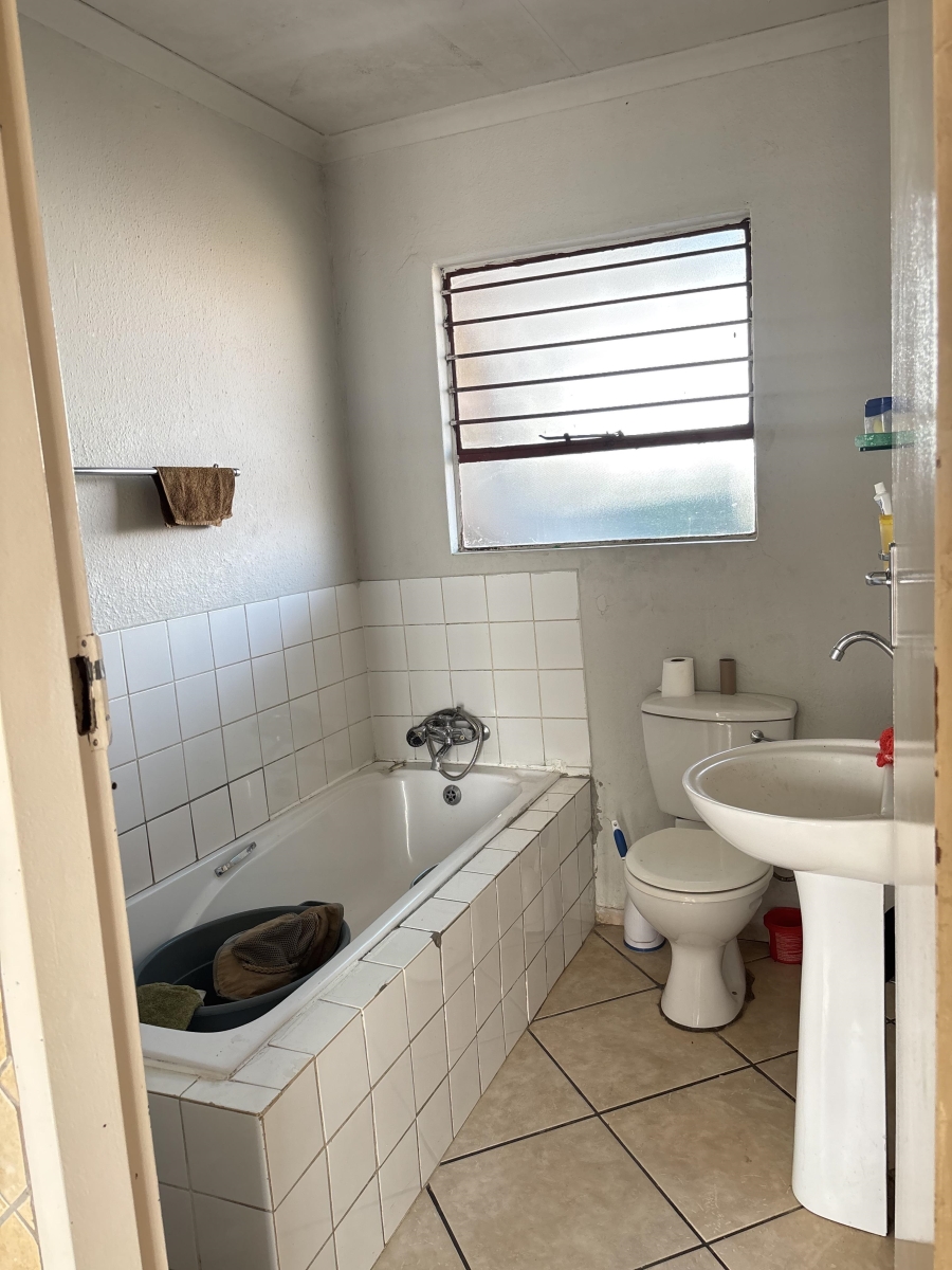 To Let 3 Bedroom Property for Rent in Clayville Gauteng