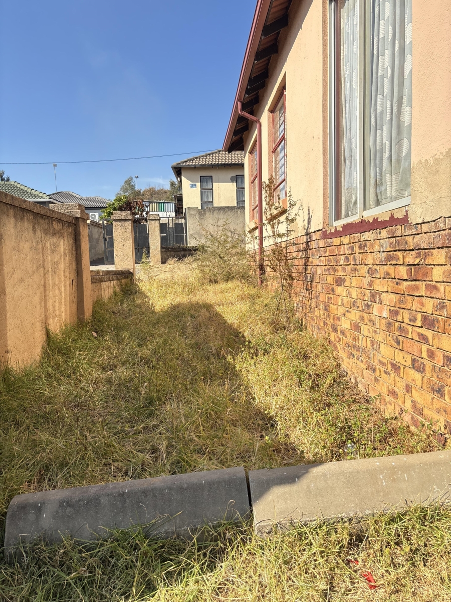 To Let 3 Bedroom Property for Rent in Clayville Gauteng