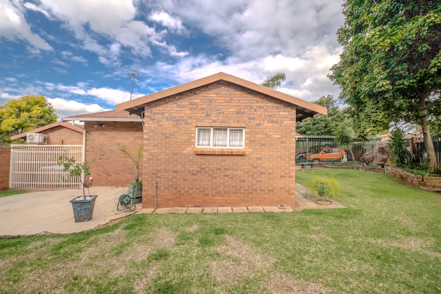 To Let 3 Bedroom Property for Rent in Faerie Glen Gauteng
