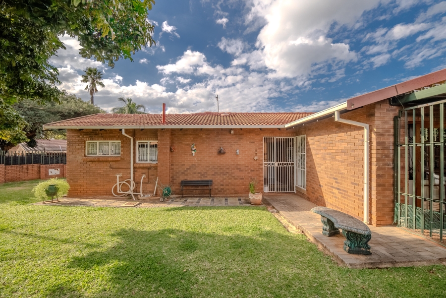 To Let 3 Bedroom Property for Rent in Faerie Glen Gauteng