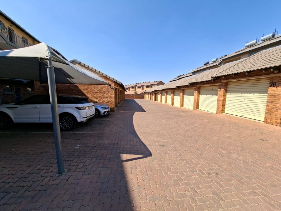 To Let 2 Bedroom Property for Rent in Noordwyk Gauteng