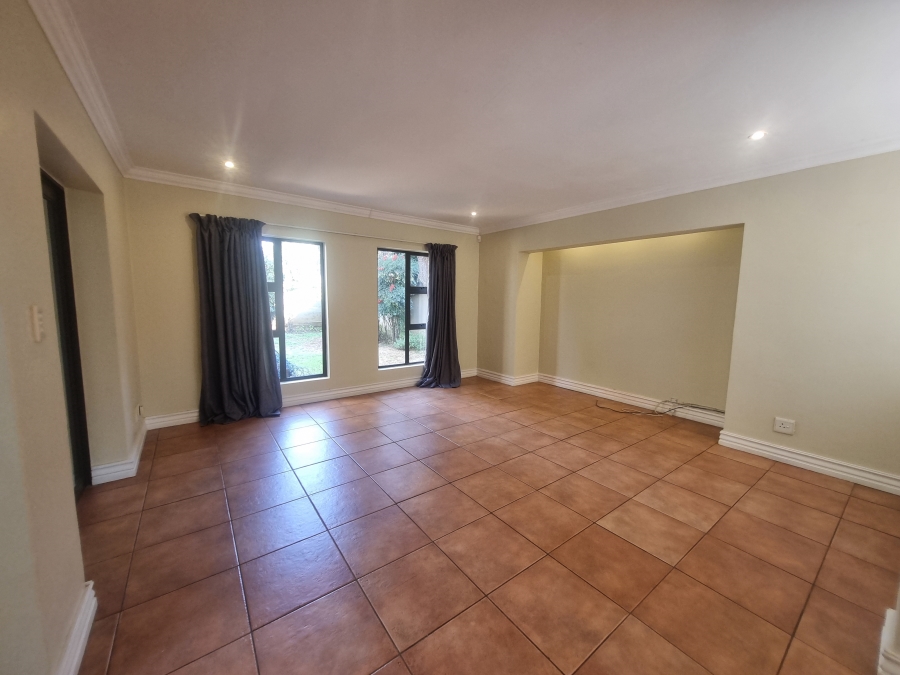 To Let 4 Bedroom Property for Rent in Silver Lakes Golf Estate Gauteng