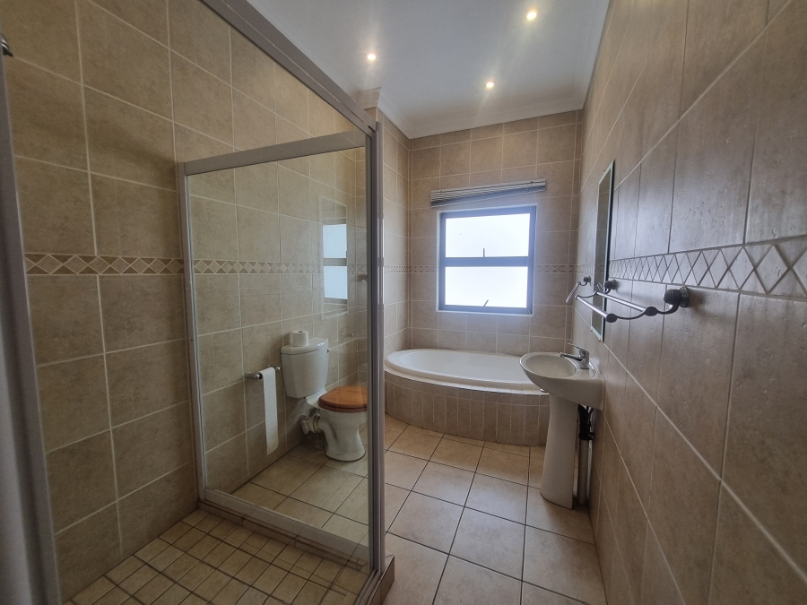 To Let 4 Bedroom Property for Rent in Silver Lakes Golf Estate Gauteng