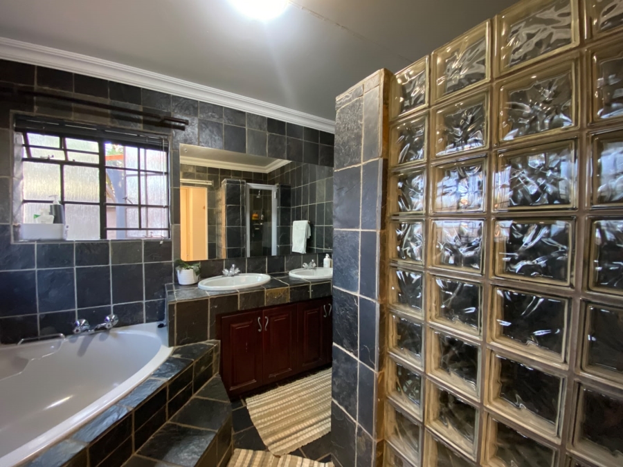 4 Bedroom Property for Sale in Erasmuskloof Gauteng