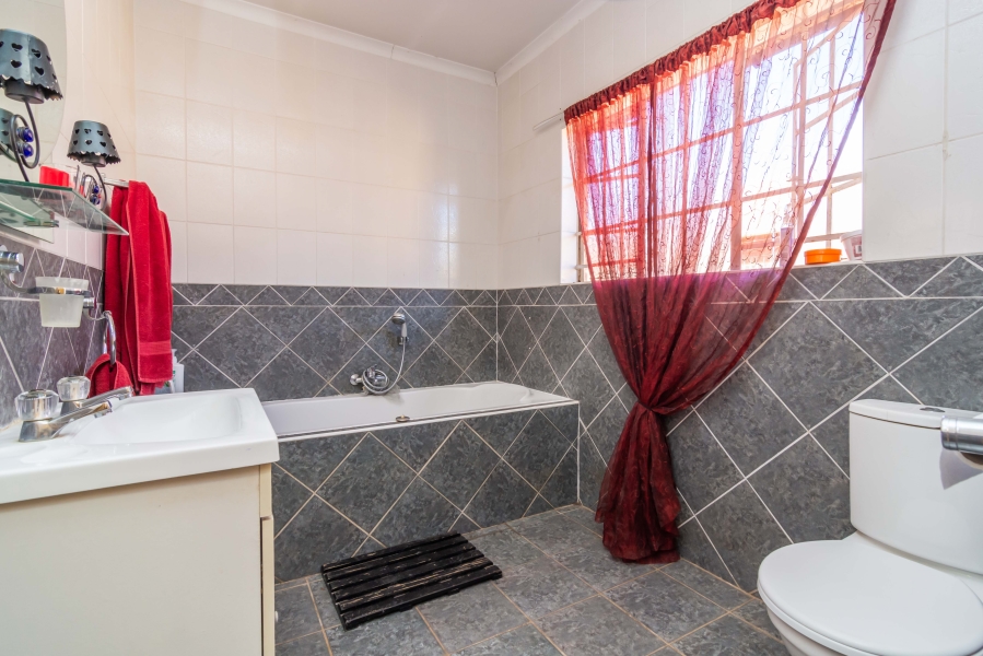 3 Bedroom Property for Sale in Helikonpark Gauteng